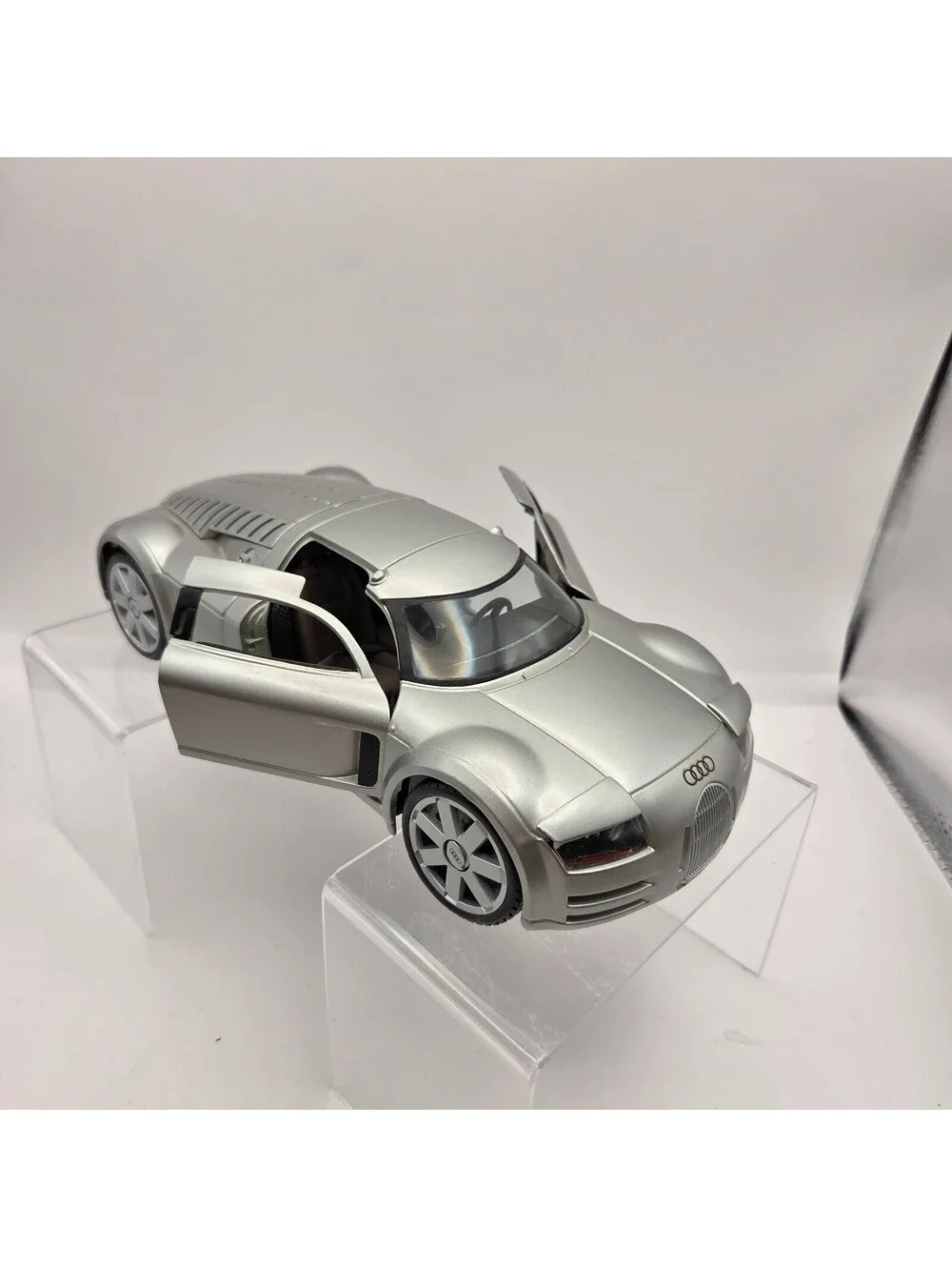 Maisto Audi Supersportwagen Rosemeyer 1:18 Diecast Model Car Silver